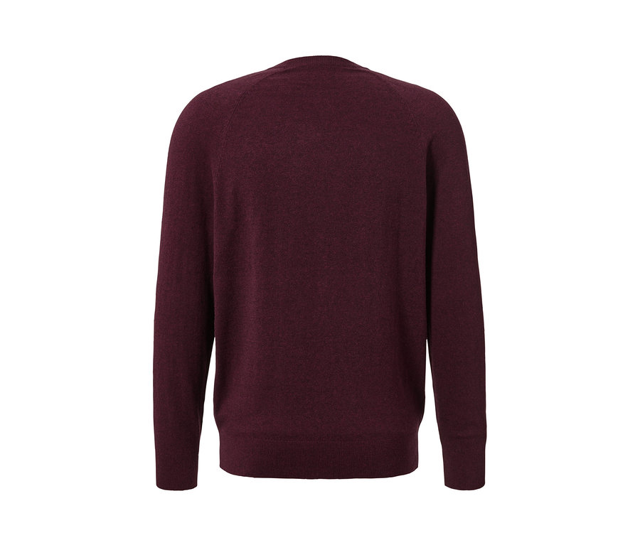 Bordowy sweter z okrągłym dekoltem.
