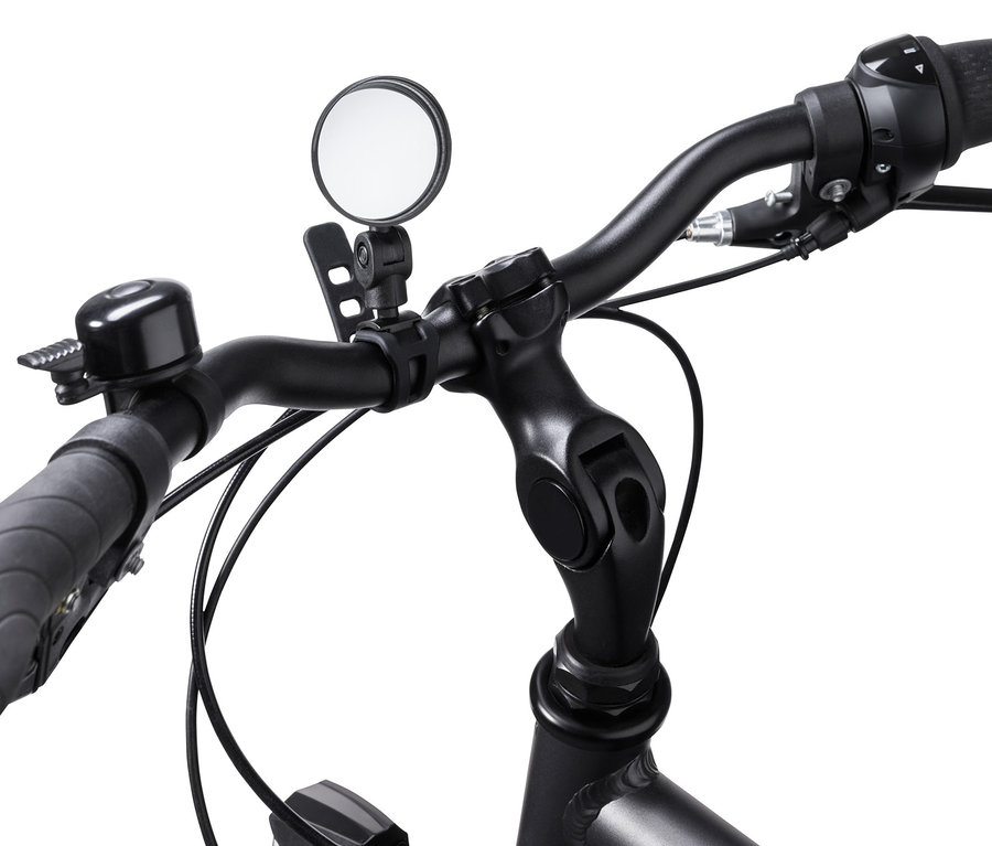 Szczegół czarnej kierownicy rowerowej z małym lusterkiem rowerowym.