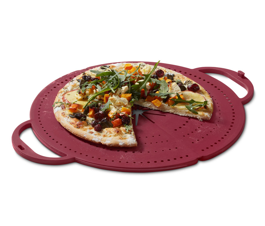 Pizza leży na czerwonej osłonie na patelnię 4 w 1.