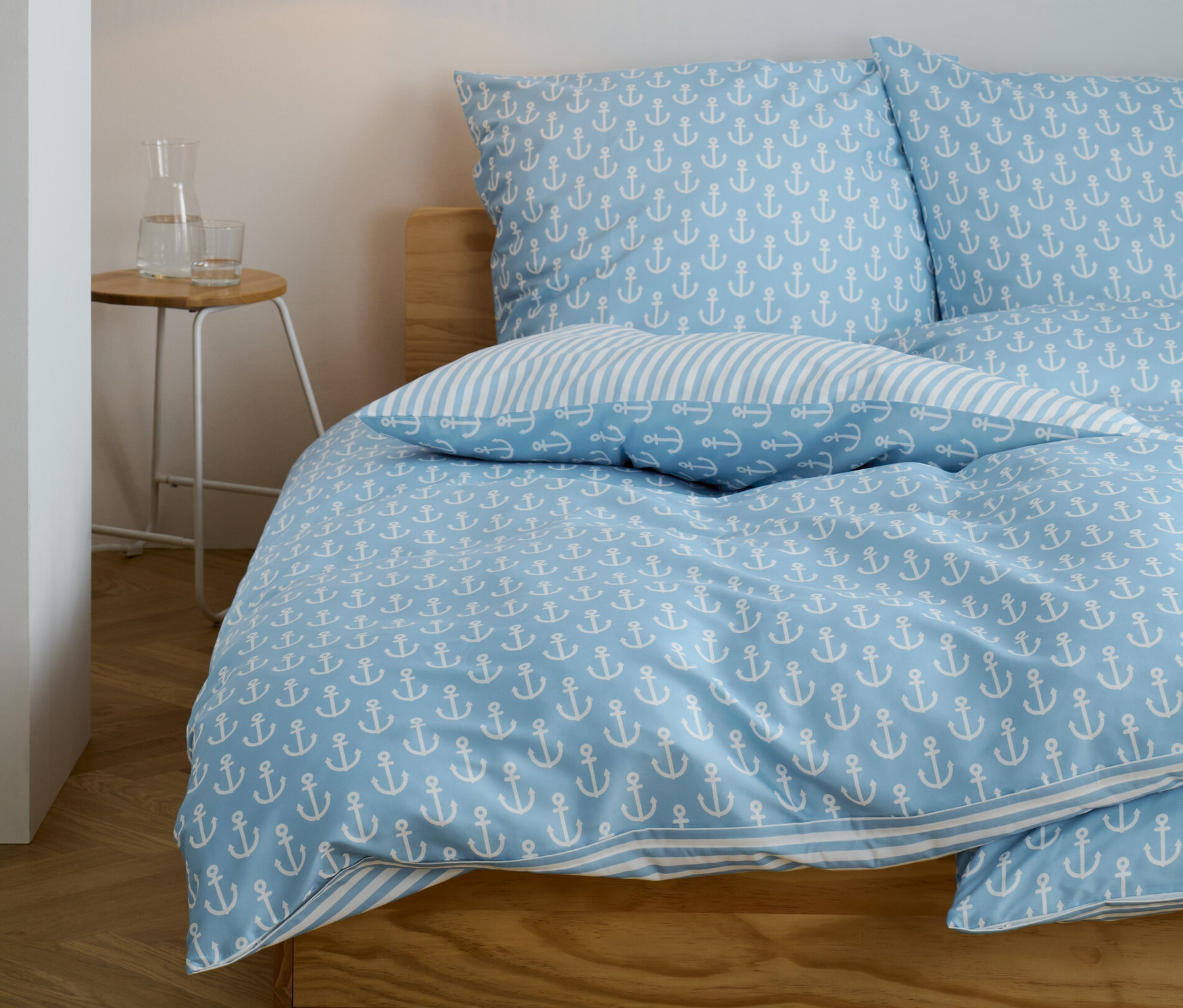 Pościel z mikrowłókna, rozmiar standardowy, z niebiesko-białym wzorem kotwicy na łóżku.