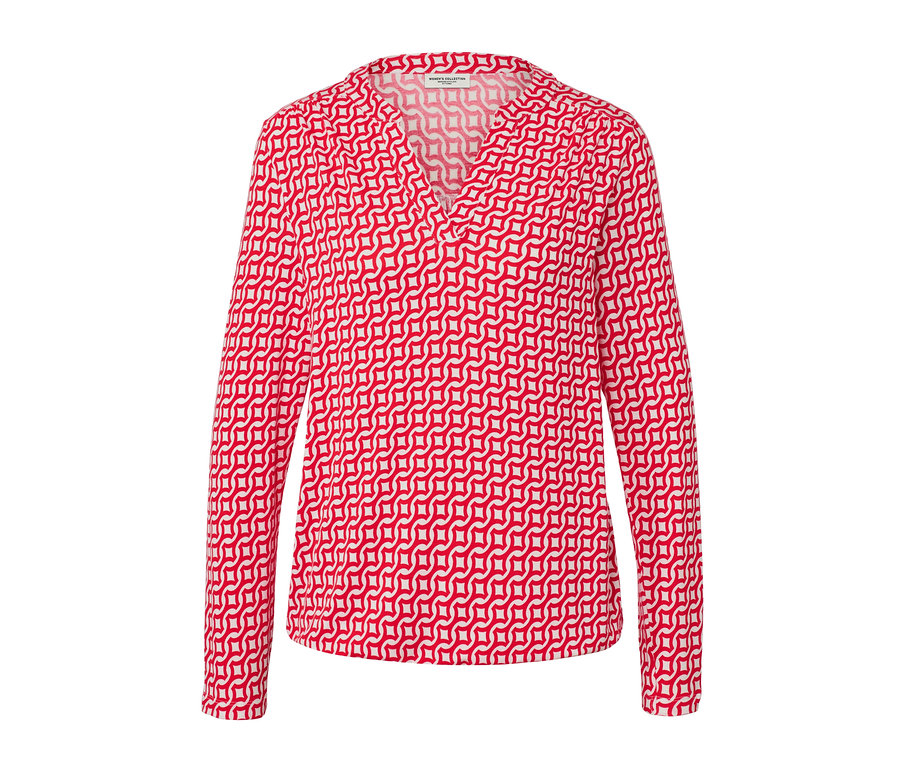 Czerwona wzorzysta bluzka.