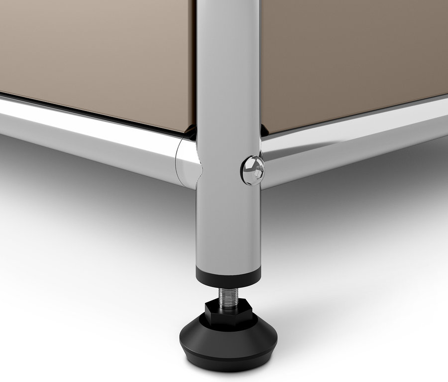 Detale szarobeżowej metalowej komody »CN3« z klapami, chromowana noga z czarną stopką.