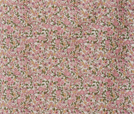 Zbliżenie na bluzkę w kwiecisty wzór.