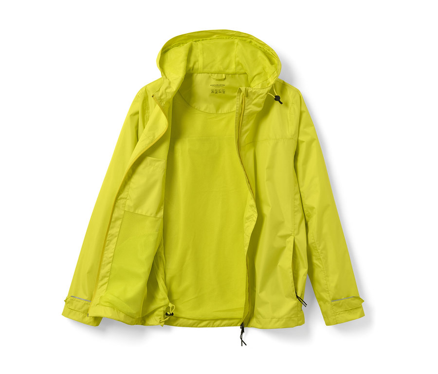 Żółta kurtka przeciwdeszczowa otwarta na białym tle.