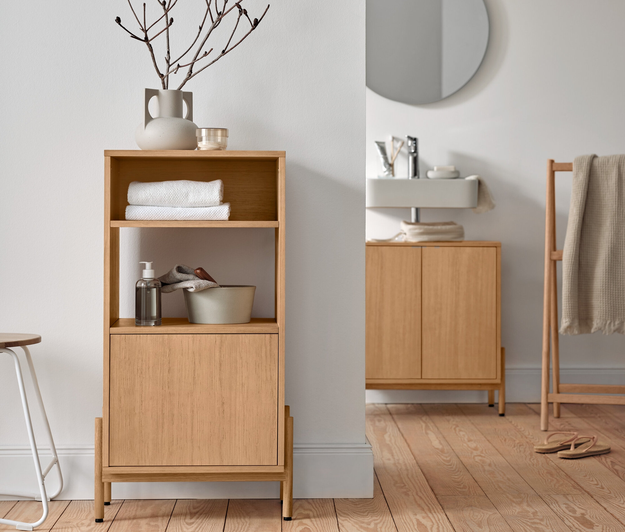 Szafka łazienkowa z fornirem drewnianym, szafka pod umywalkę i wieszak na ręczniki z litego drewna w łazience.