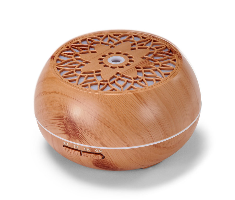 Dyfuzor zapachów z głośnikiem Bluetooth® o wyglądzie drewna i okrągłym wzorem na górze.