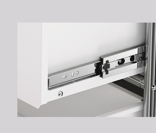 Zbliżenie metalowej prowadnicy szuflady.