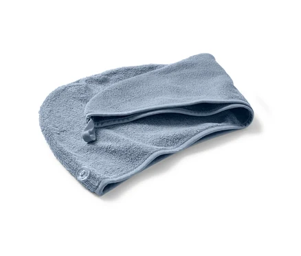 Jasnoniebieski ręcznik turban na białym tle.