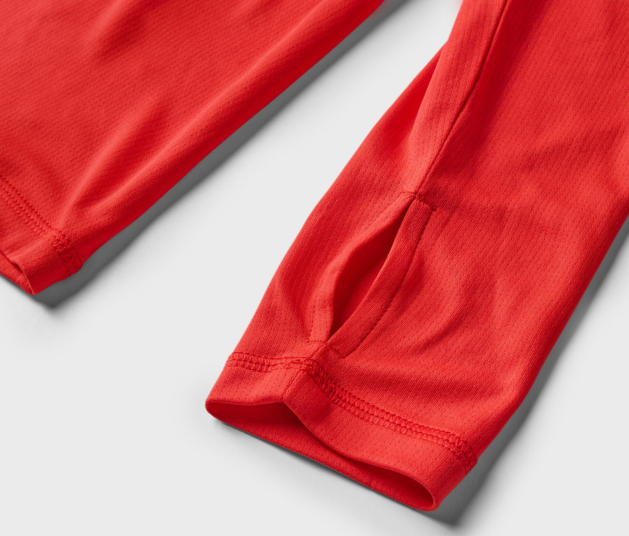 Zbliżenie na czerwoną koszulkę funkcyjną.