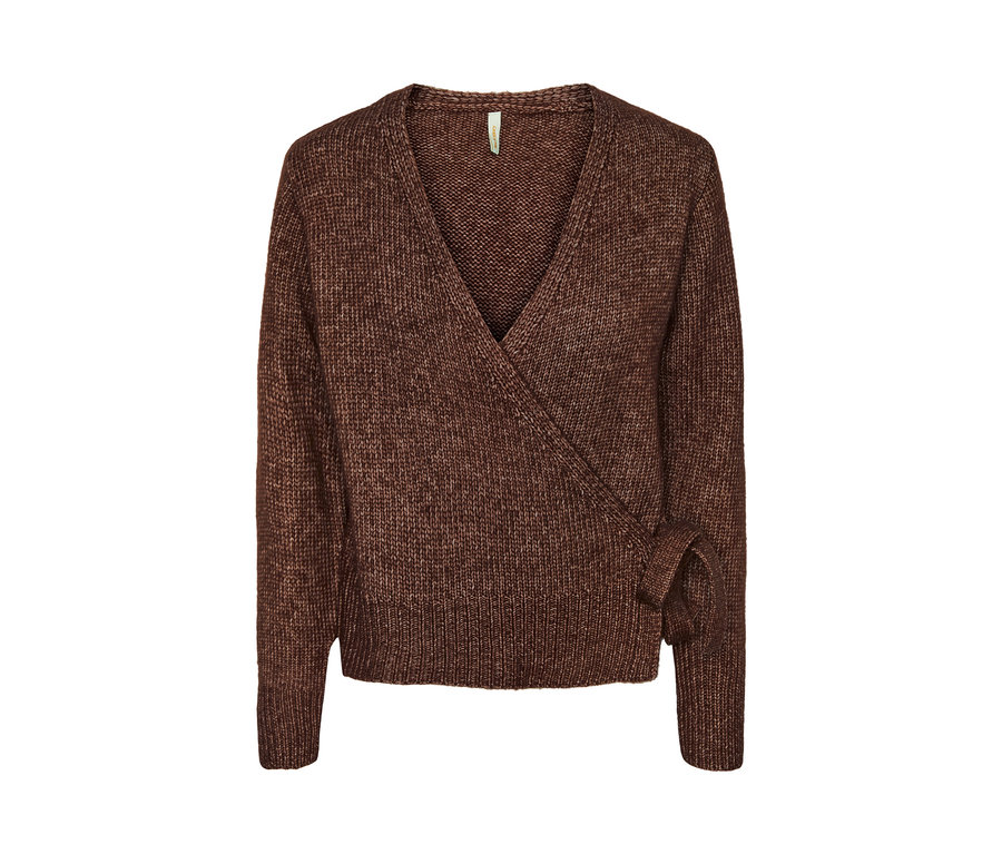 Brązowy sweter kopertowy.