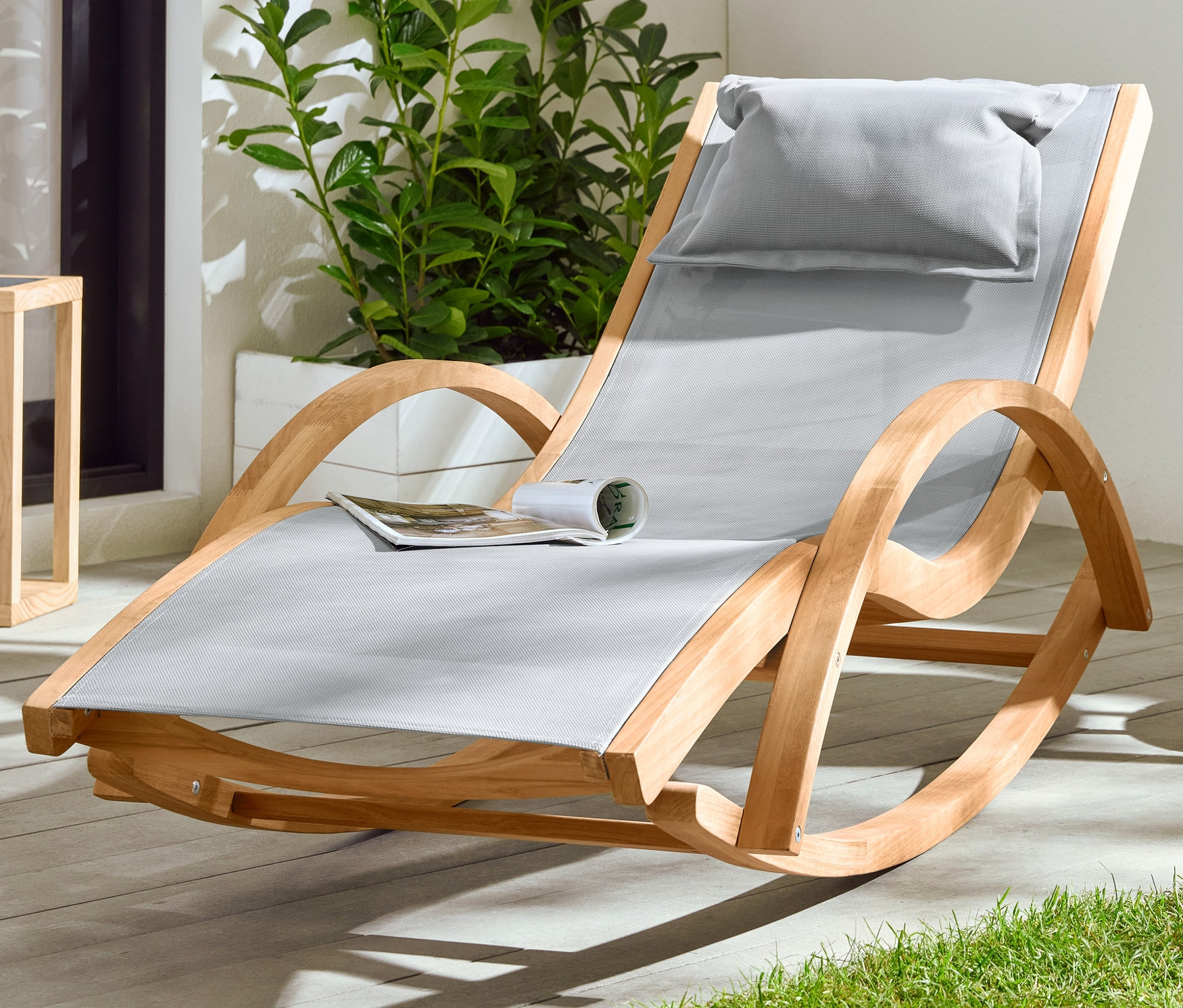 Leżak bujany z drewna tekowego obity tkaniną, lampion solarny z drewna i stolik dwupoziomowy „Leira”, szary.