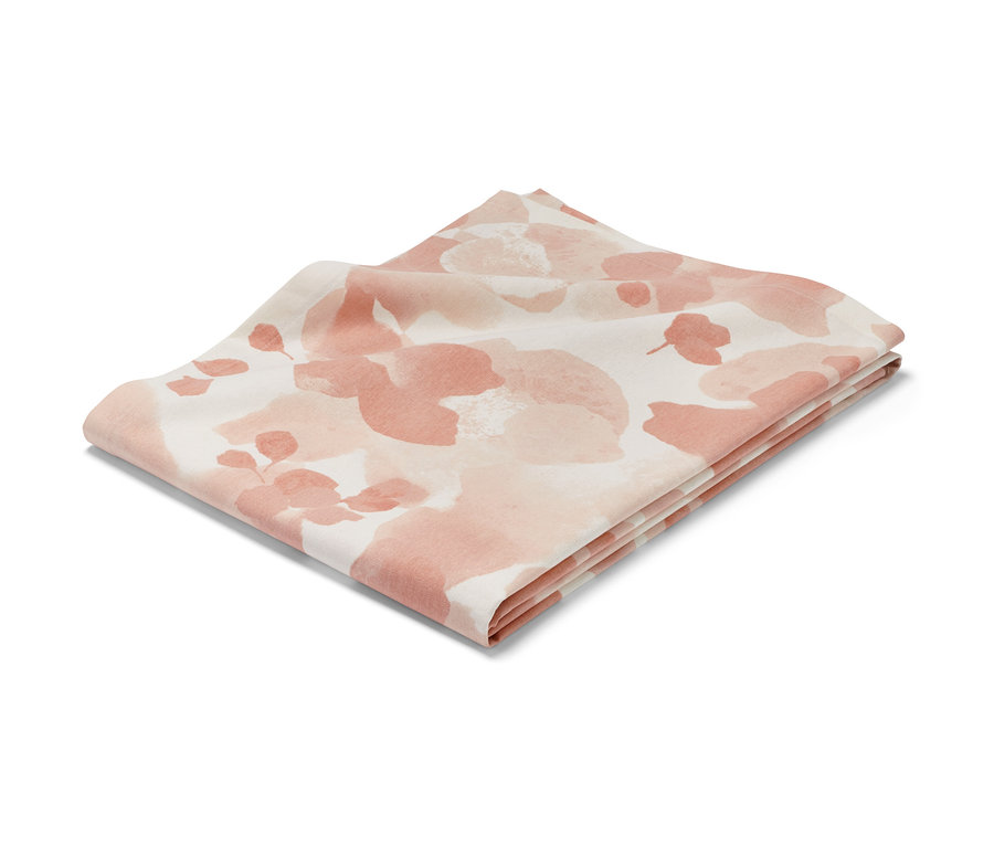 Złożony obrus, ok. 140 x 180 cm, z abstrakcyjnym kwiatowym wzorem w odcieniach różu i bieli.