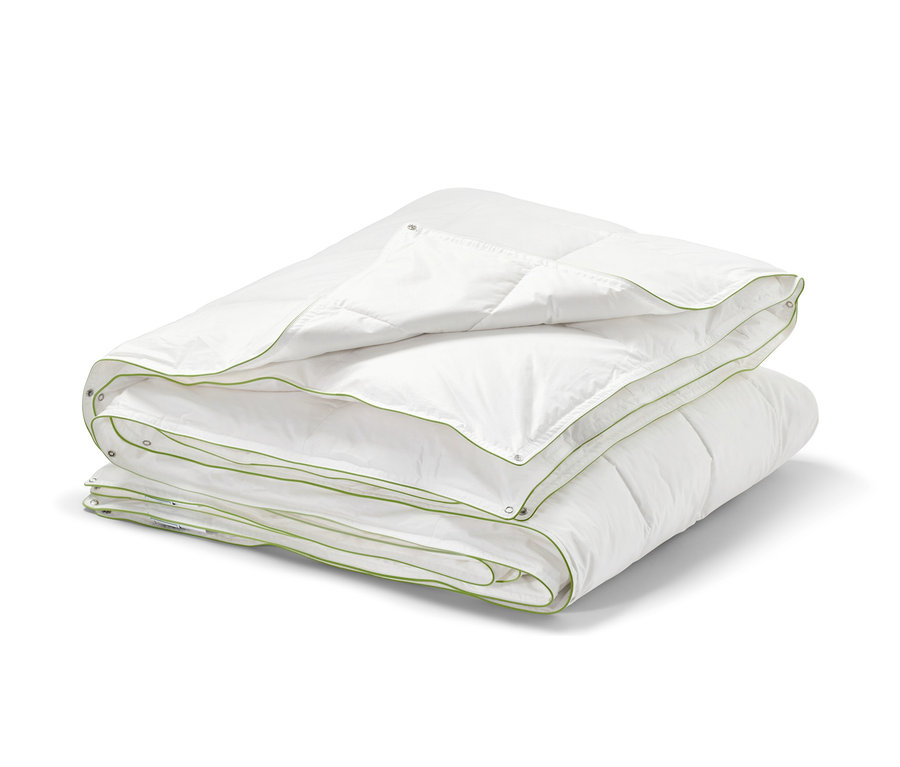 Złożona, biała kołdra puchowa irisette® greenline na 4 pory roku z zielonym obszyciem.