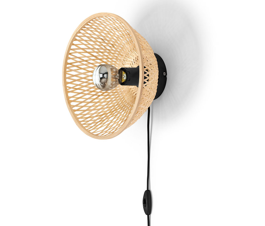 Kinkiet z bambusowym kloszem na białej ścianie.