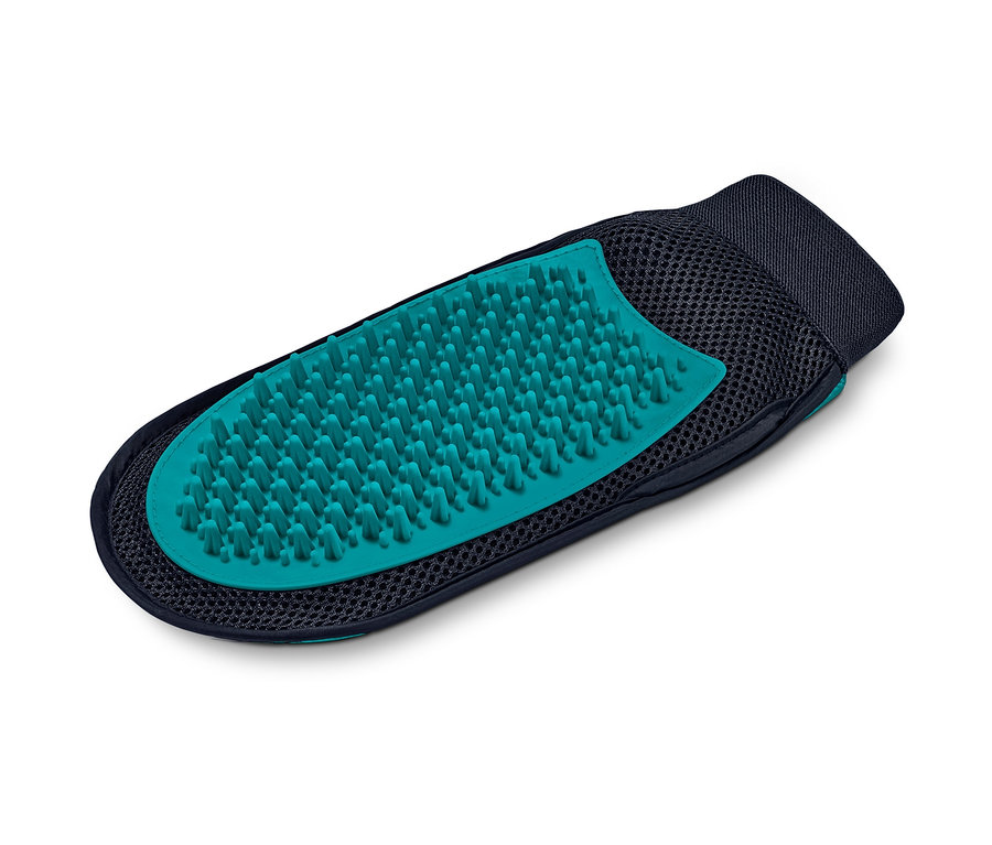 Zbliżenie rękawicy do pielęgnacji sierści 2 w 1 z niebiesko-zieloną gumową stroną na białym tle.