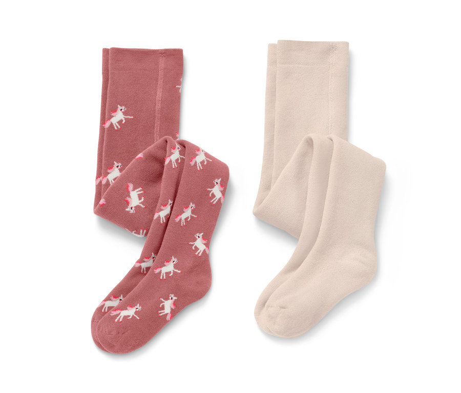 Dwie pary dziecięcych rajstop termicznych, jedne różowe we wzór jednorożców, drugie beżowe.
