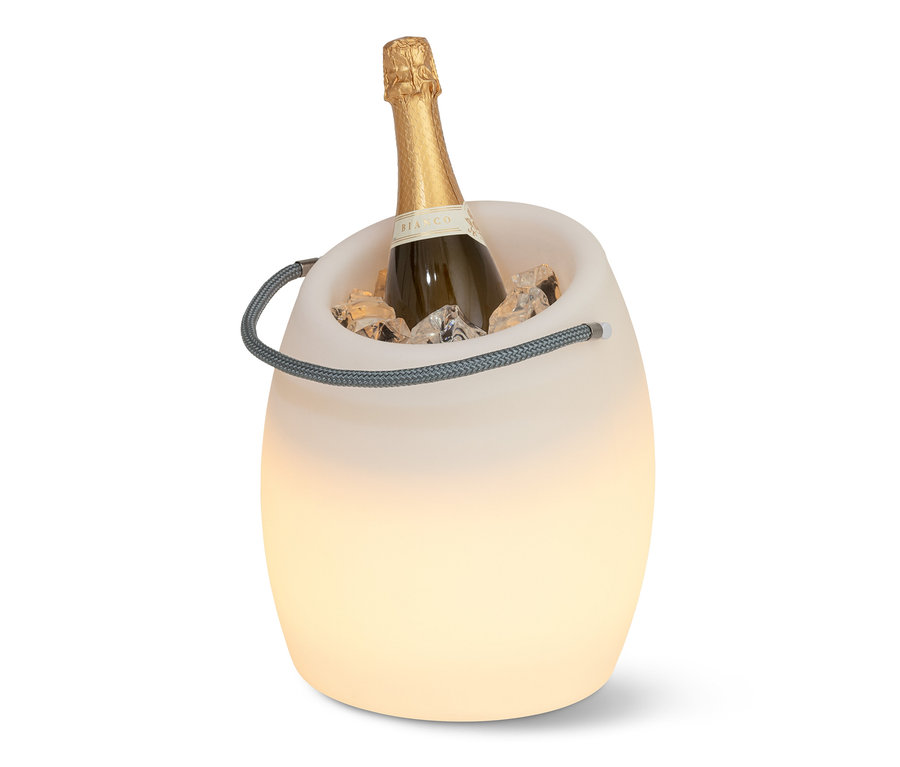 Butelka w schładzaczu do butelek z oświetleniem LED z lodem.