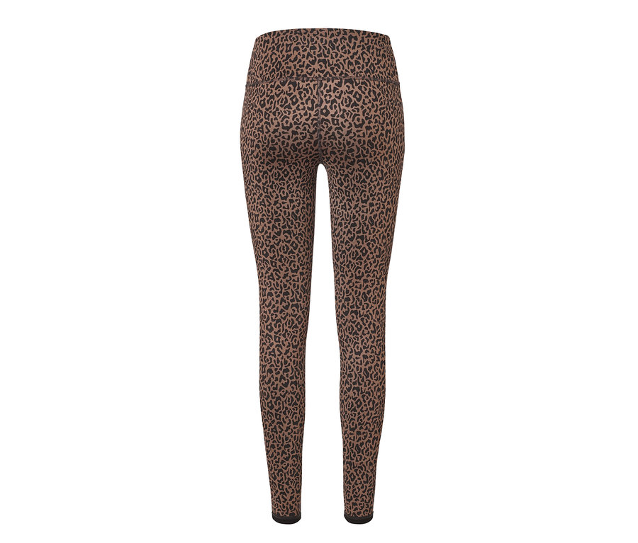 Zbliżenie na dwustronne legginsy sportowe, ciemnobrązowo-szarobrązowe, z wzorem w cętki leoparda.