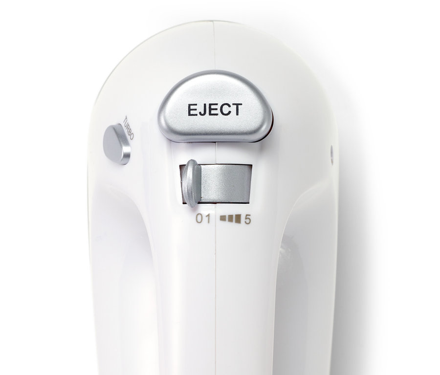 Zbliżenie na górną część białego miksera ręcznego.