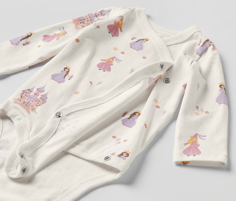 Zbliżenie na body niemowlęce rosnące z dzieckiem z motywem księżniczki.