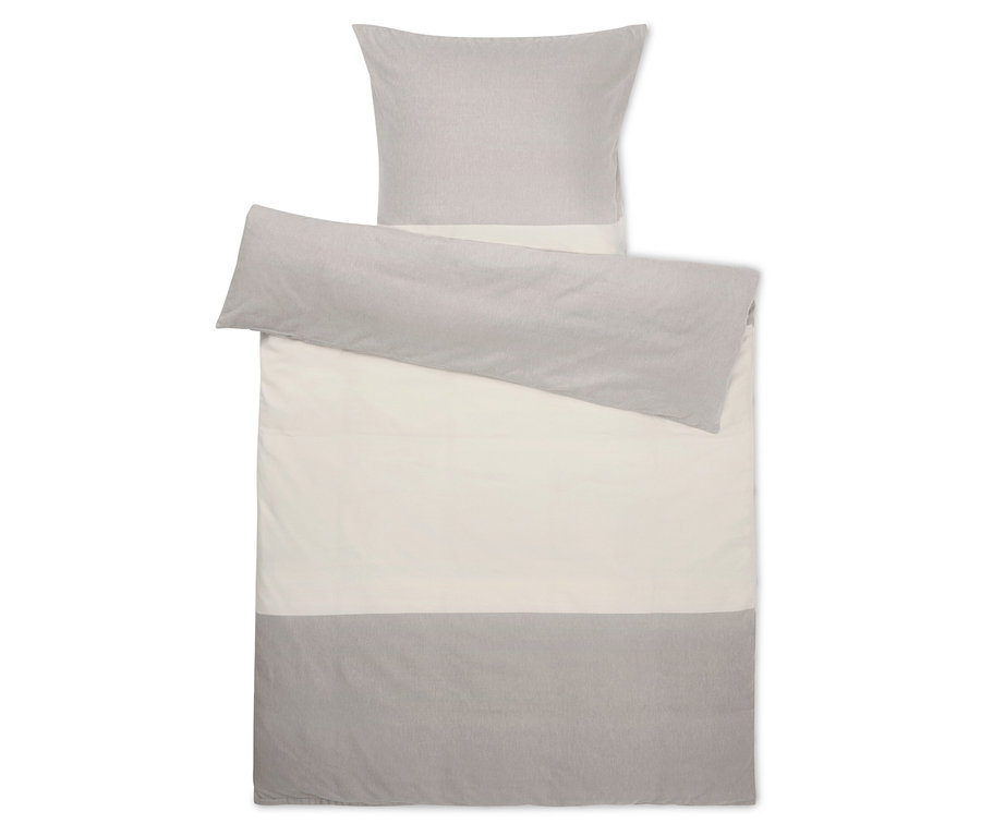 Komplet pościeli z szarą poszewką na poduszkę i kołdrę na białym tle.