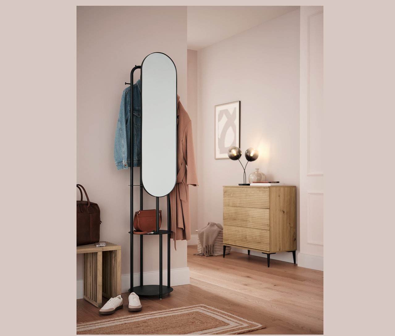 Przedpokój z rozsuwaną ławką, lustrem i komodą.