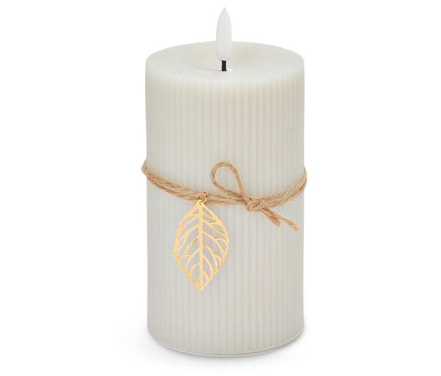 Biała świeca ze sznurkiem i złotym liściem na białym tle.
