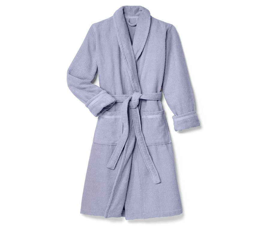 Fioletowy szlafrok z paskiem na białym tle.