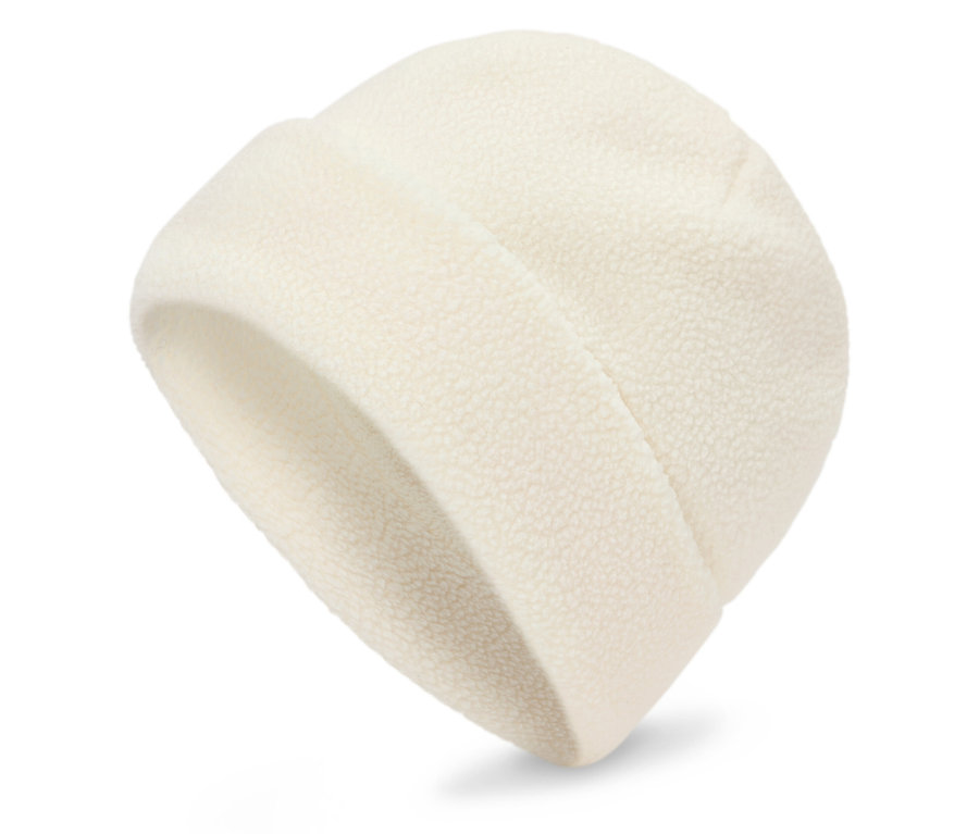 Zbliżenie białej czapki polarowej na białym tle.