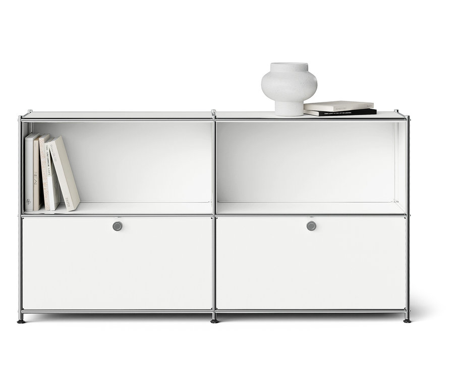 Biały regał z czterema przegródkami, książkami i wazonem.