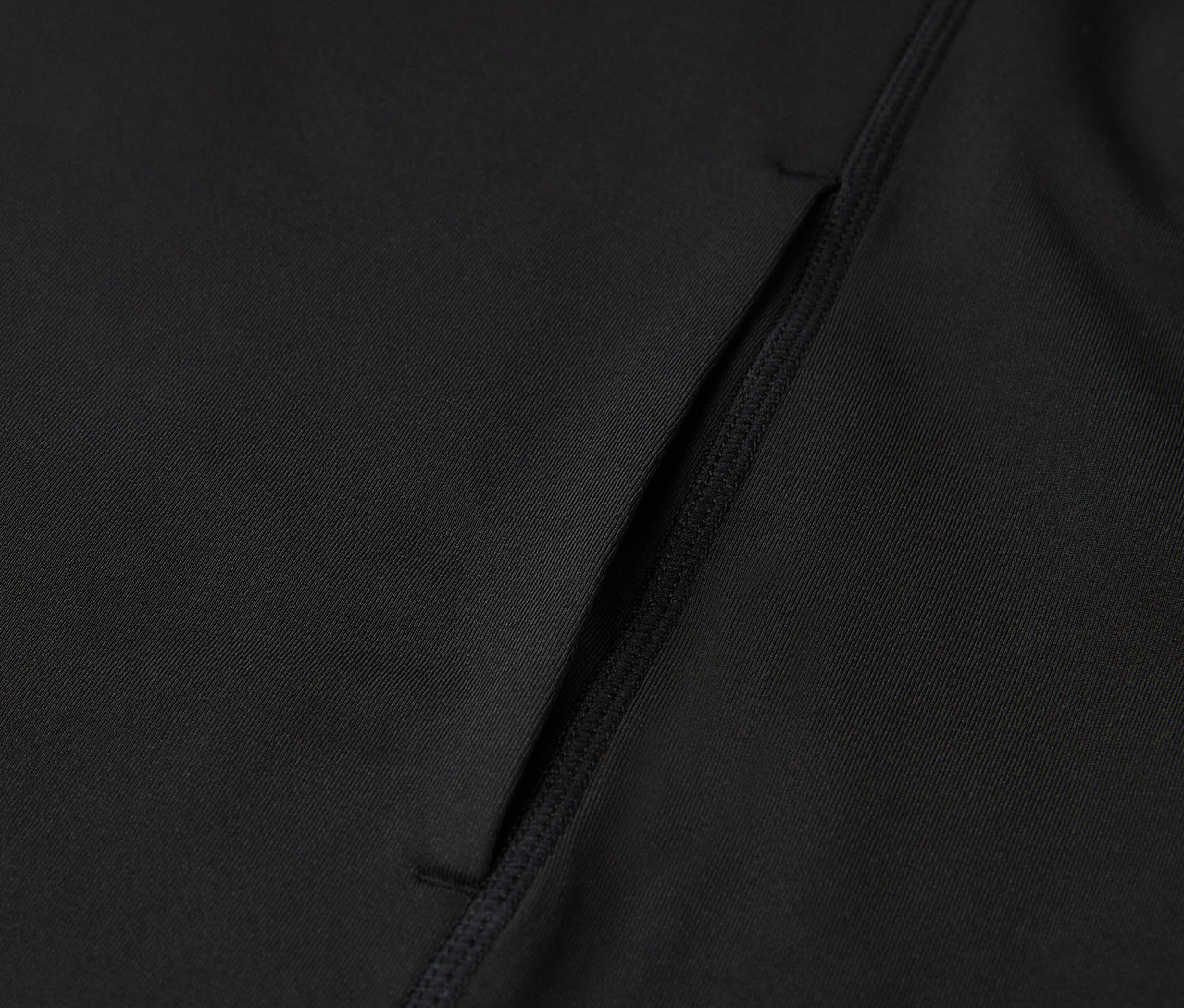 Szczegół czarnej odzieży sportowej z kieszenią.
