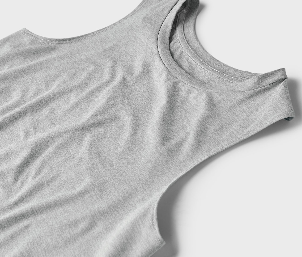 Szczegół szarego podkoszulka.