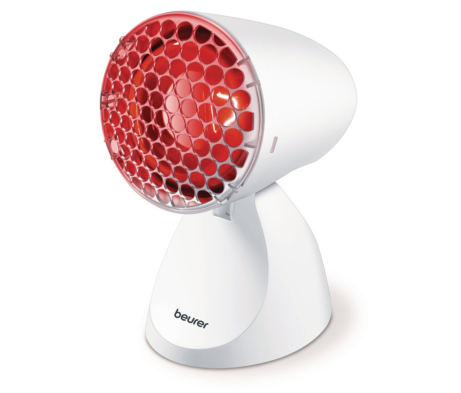 Zbliżenie lampy na podczerwień Beurer z czerwonym światłem na białym stojaku.