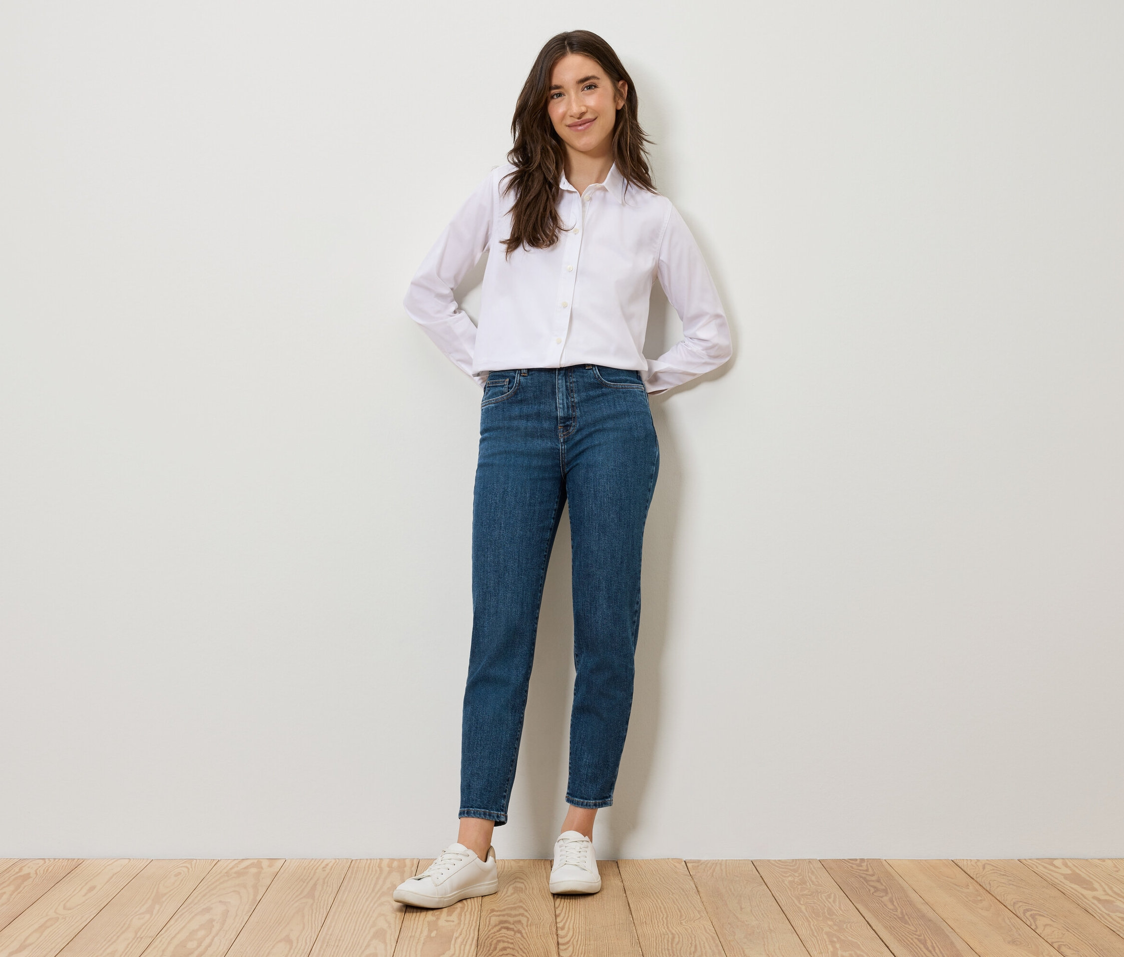 Kobieta stoi i pozuje w niebieskich Mom Jeans – Fit »Nyla«.