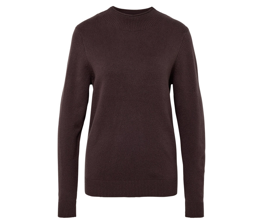 Brązowy sweter z golfem na białym tle.