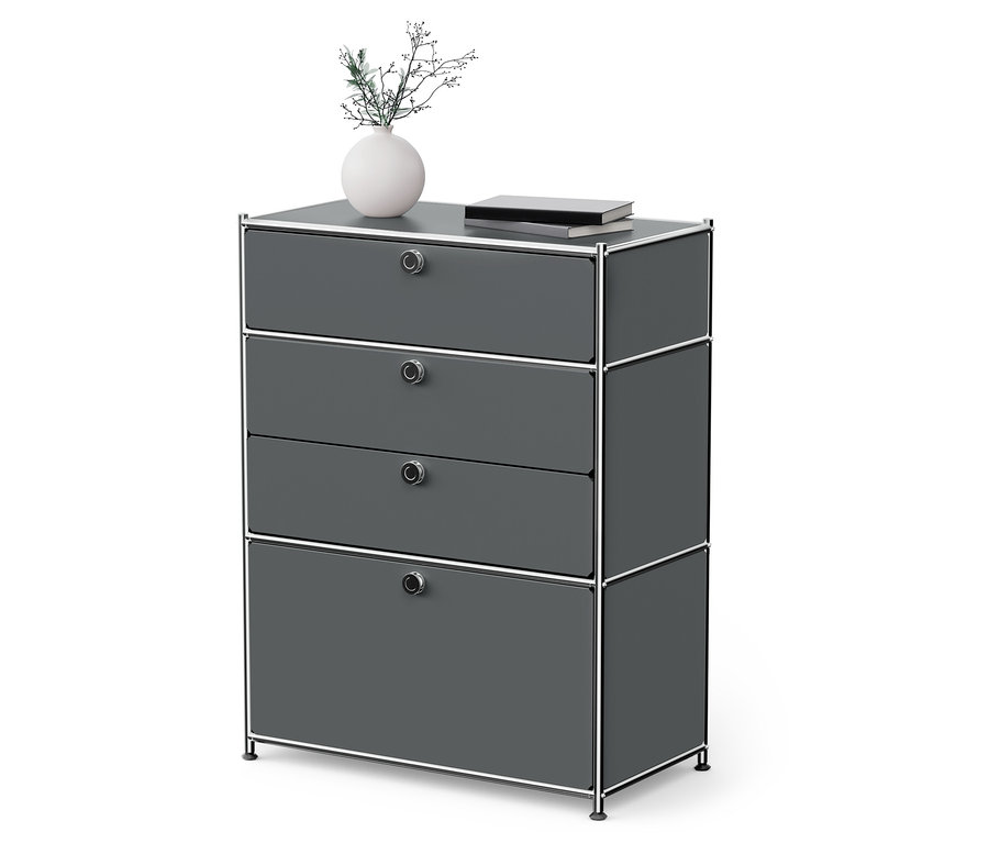 Szara komoda z czterema szufladami z chromowaną ramą. Na komodzie stoi wazon z kwiatami i książka.