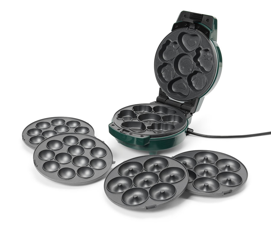 Zielony automat do donutów jest otwarty i ma różne kształty, w tym serce, gwiazdę i buźkę. Do automatu dołączone są cztery szare blachy do donutów.