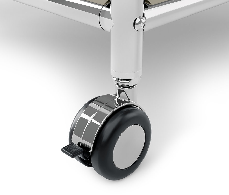 Szczegół kółka chromowanego wózka z czarnym hamulcem.