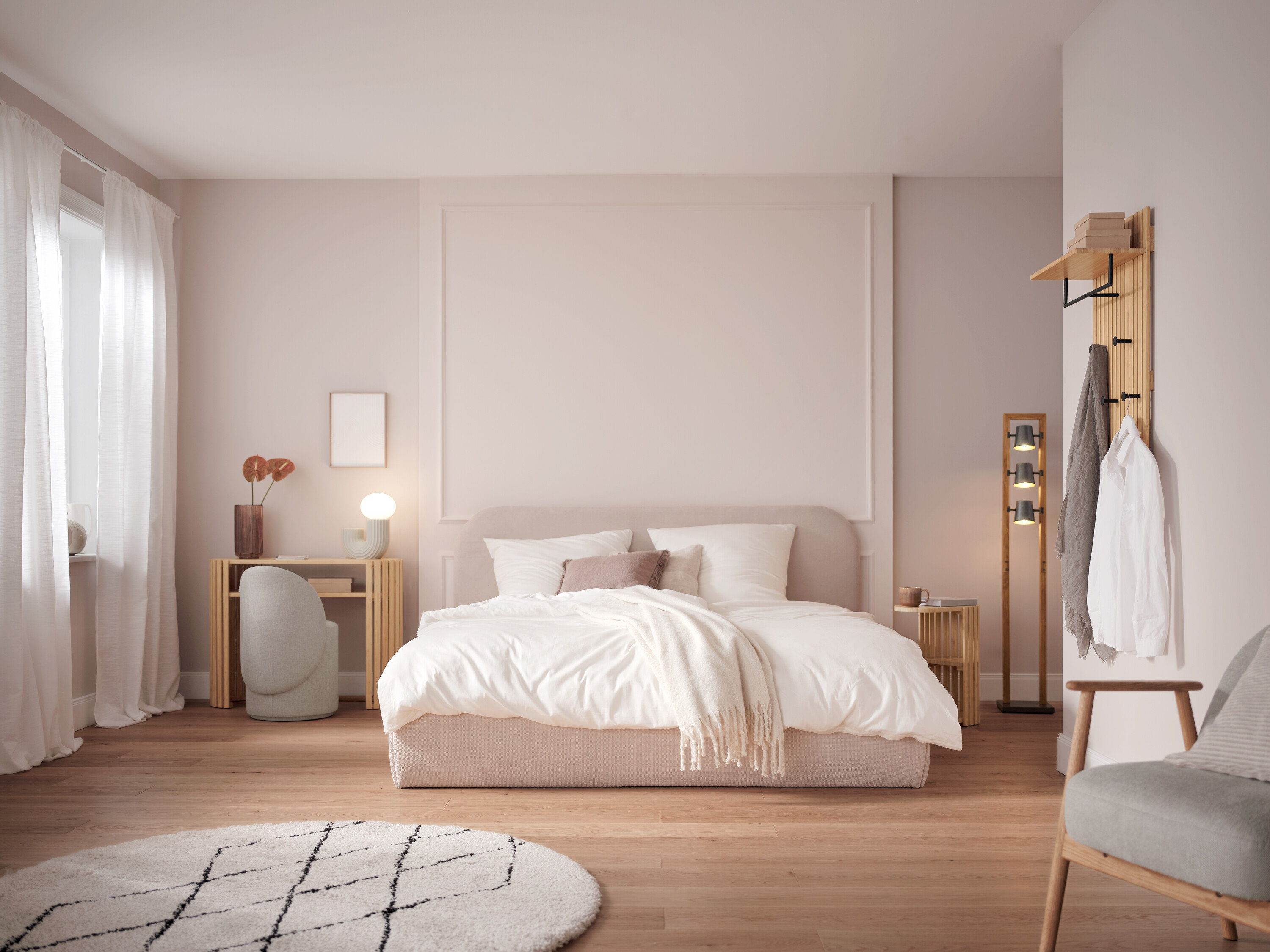 Sypialnia z łóżkiem z białą pościelą, stołem, krzesłem i dekoracjami.