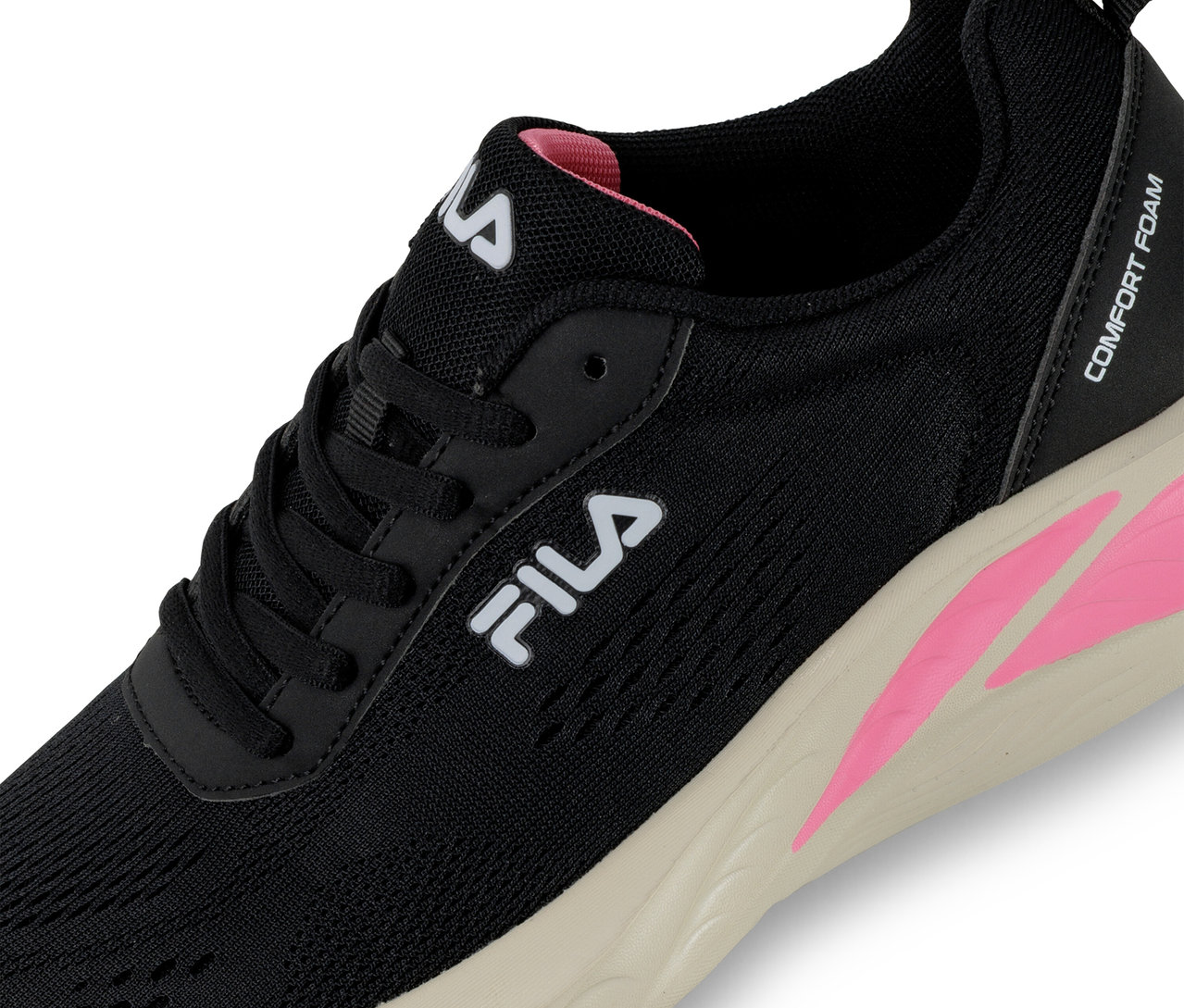 Zbliżenie na czarny damski but sportowy FILA Specctris.