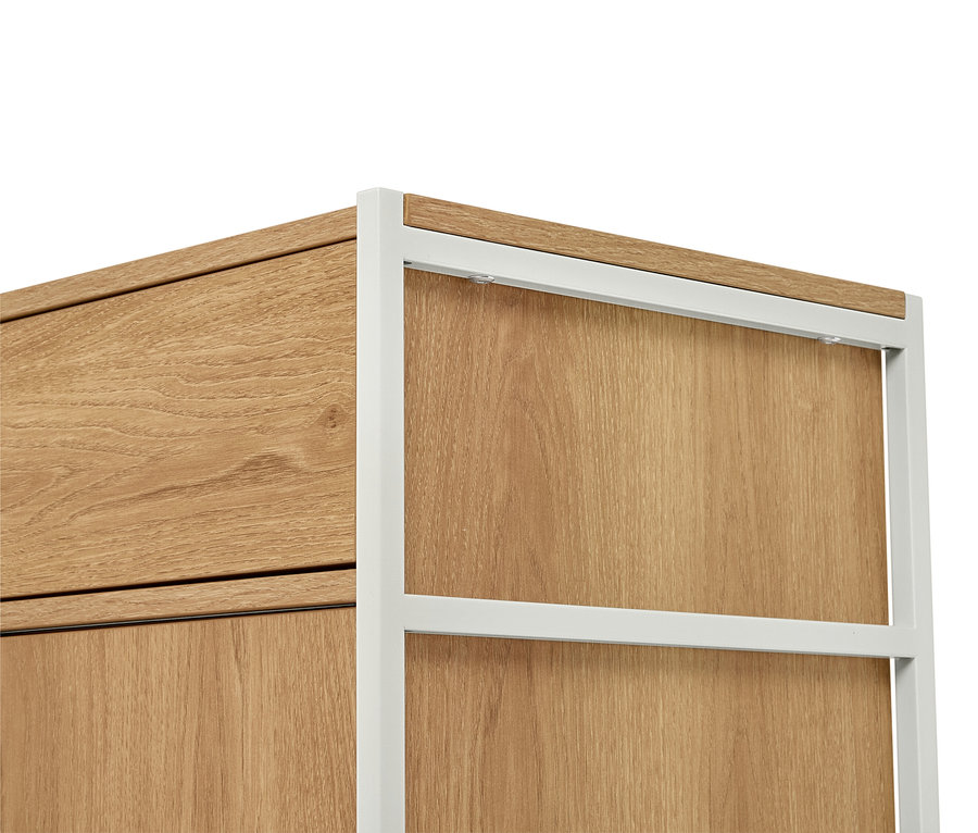 Zbliżenie półki z jasną okleiną drewnianą i białą metalową ramą.