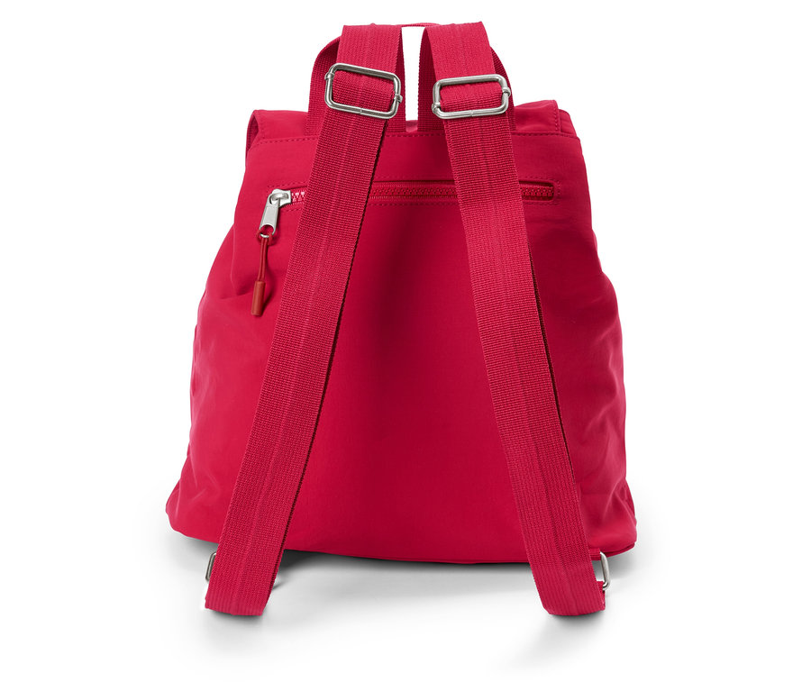 Widok z tyłu czerwonego plecaka z regulowanymi ramiączkami i srebrnymi klamrami.
