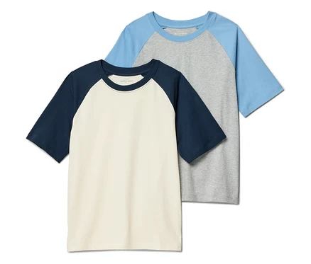 Dwa t-shirty z krótkim rękawem leżą na sobie, jeden w kolorze granatowym i kremowym, drugi w kolorze szarym i jasnoniebieskim.