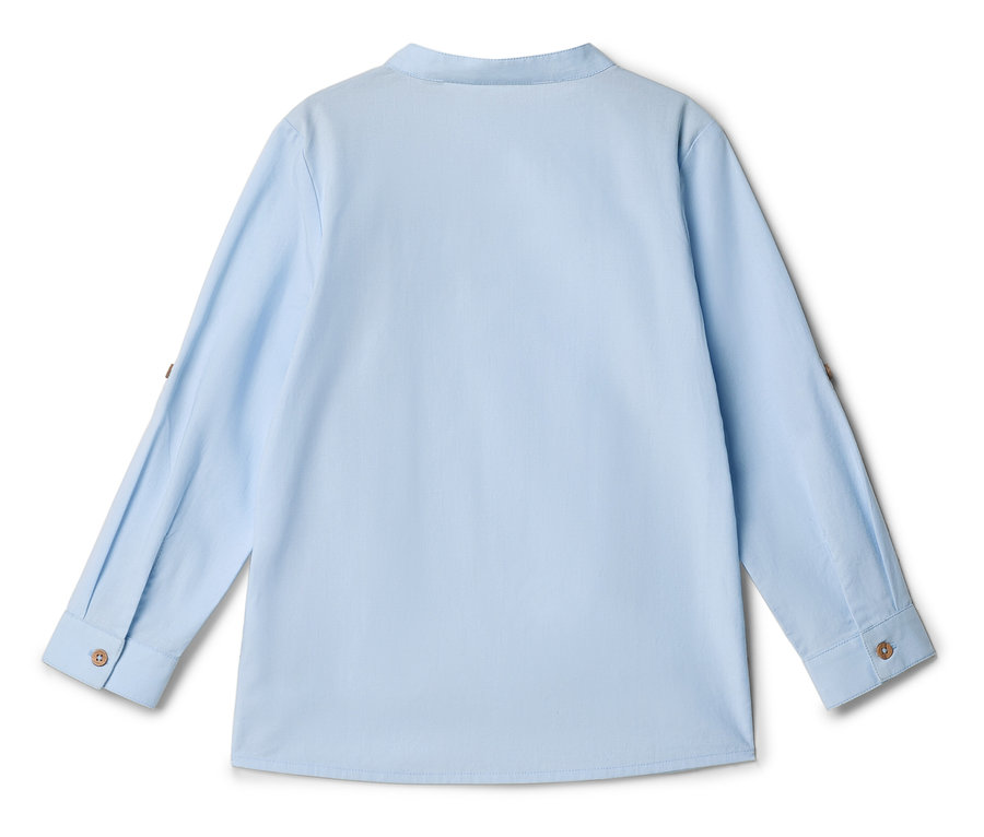 Jasnoniebieska koszula z długim rękawem i guzikami przy mankietach.