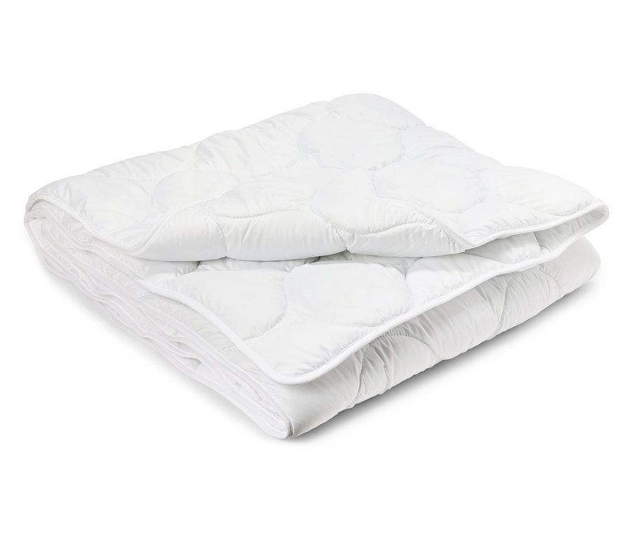 Złożona, odporna na pranie w wysokiej temperaturze kołdra w standardowym rozmiarze leży na białym tle.