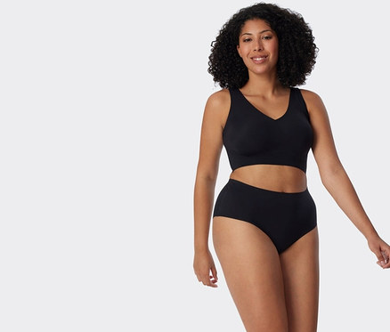 Kobieta ma na sobie czarny biustonosz i majtki.