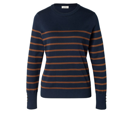 Granatowy sweter z delikatnej dzianiny w brązowe paski, z guzikami na mankietach.