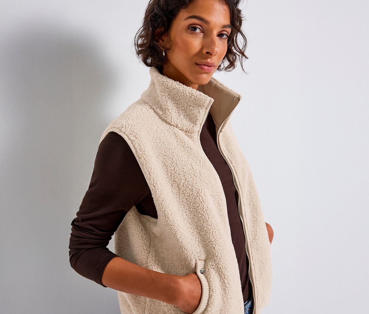 Kobieta w pluszowej kamizelce od Street One trzyma ręce w kieszeniach.