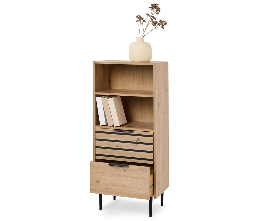 Drewniany regał z dwiema otwartymi półkami, dwiema szufladami i brązowym bukietem w beżowym wazonie na górze.