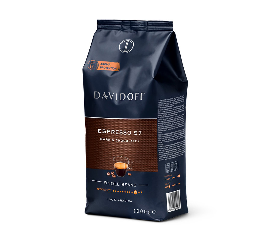 Ciemnoniebieska i brązowa torebka kawy ziarnistej Davidoff Espresso 57 1 kg, stojąca pionowo, z napisami 'DARK & CHOCOLATEY' i '100% ARABICA'.